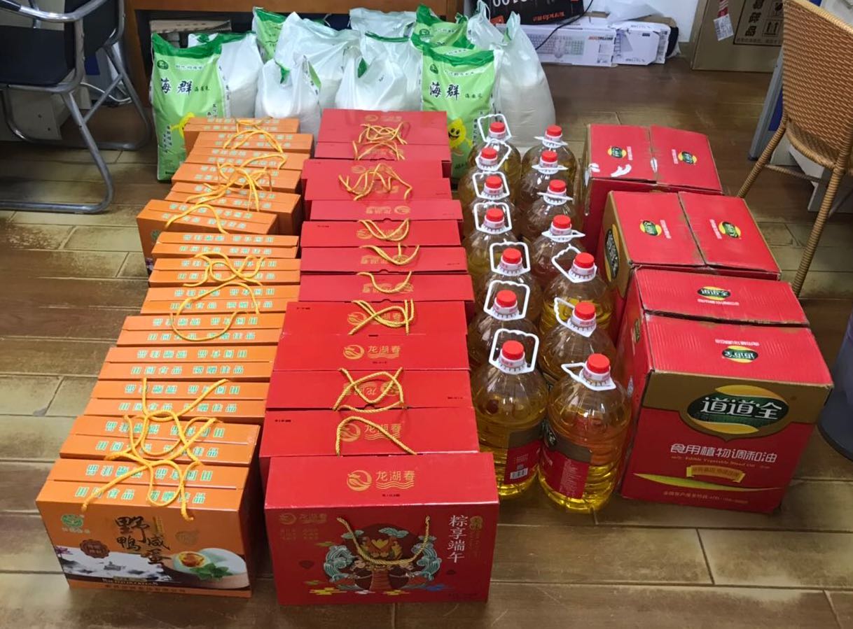 银锡公司给员工发放端午福利